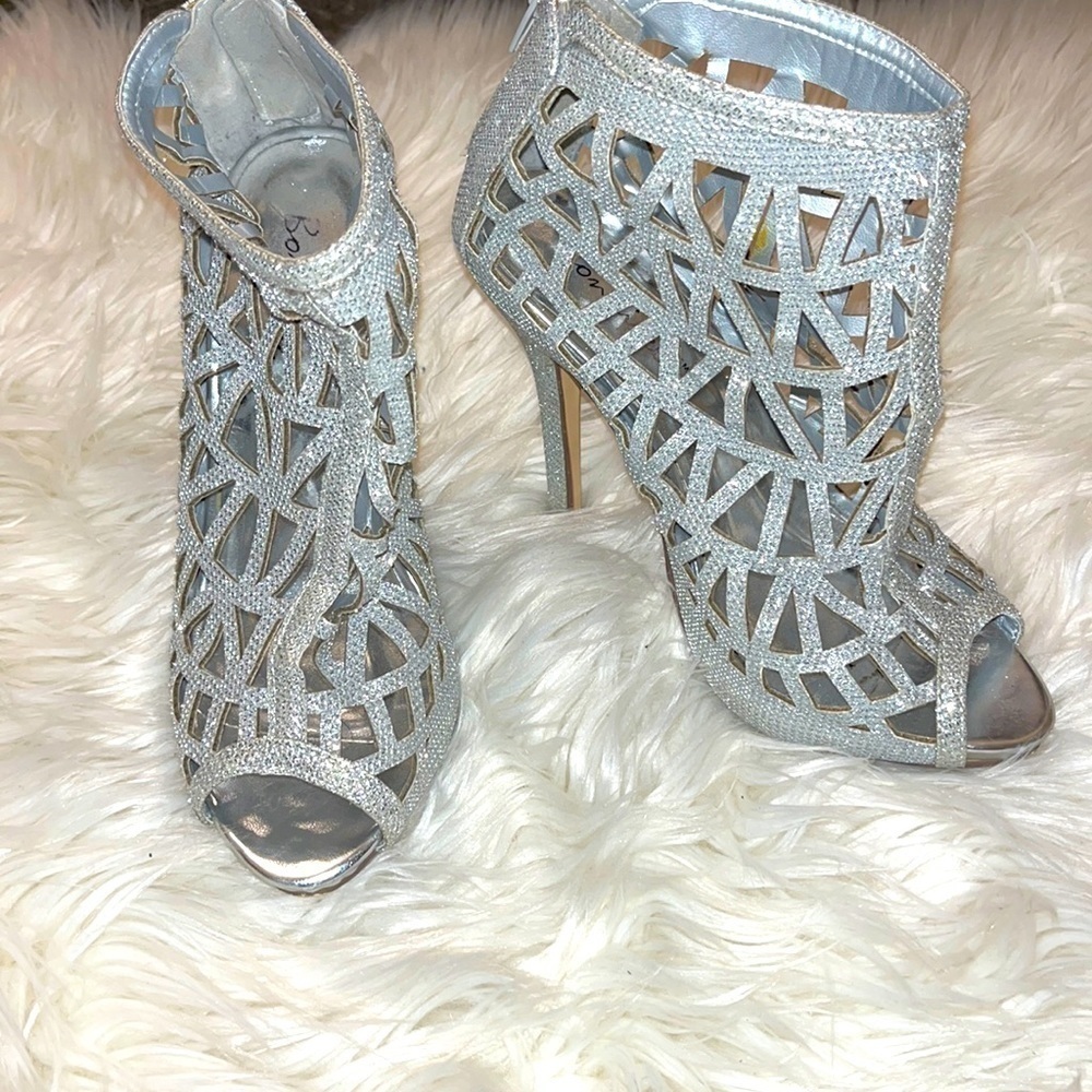 🌸 Bonnibel shiny silver heels. Size 6. 4 1/2” heel.